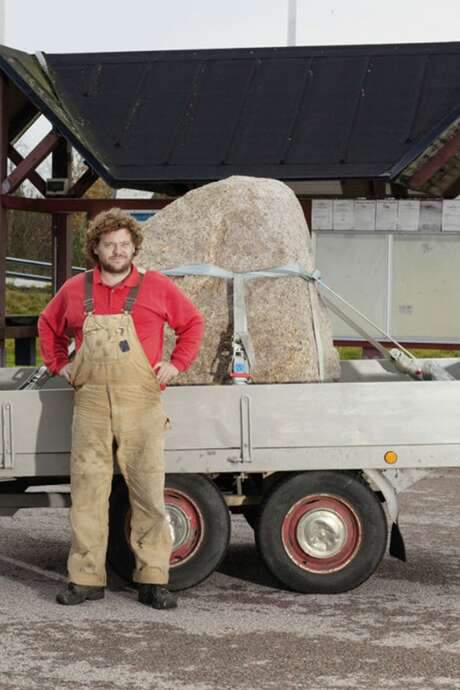 Artist Bart Eysink Smeets's decision to relocate a prehistoric hunebed stone from Borger to Scandinavia sparks a humorous exploration of humanity’s relationship with nature. The story follows the reactions of Borger's residents as they grapple with the stone’s departure, raising questions about ownership and the stone’s perspective on the events unfolding.